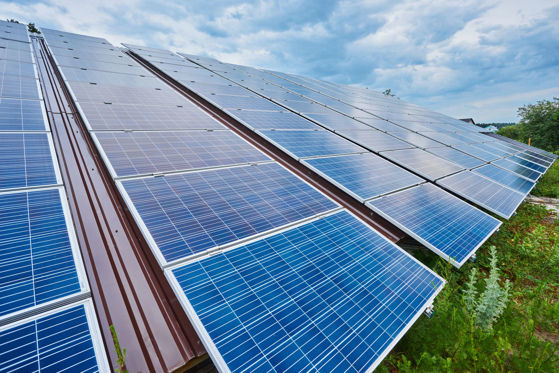 Photovoltaikanlage auf einer Freifläche bei Sonnenschein